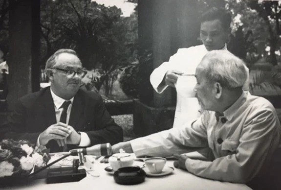 El periodista australiano Wilfred Buchett es un amigo cercano del Presidente Ho Chi Minh. (Foto de archivo)