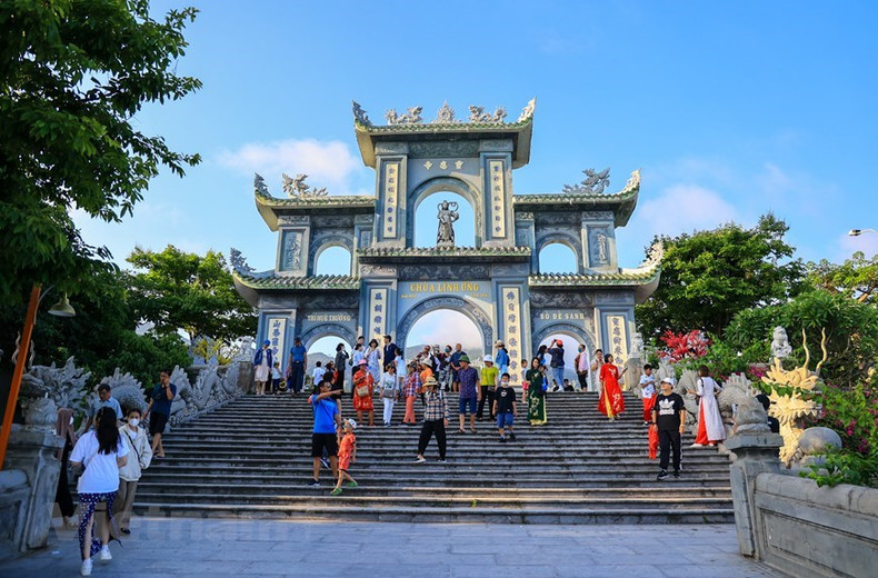 Ubicada en la cima de la montaña de la aldea de Hoa Hai, la pagoda es uno de los lugares del turismo que deben visitar al llegar a la ciudad central de Da Nang. Ubicada en la cima de la montaña de la aldea de Hoa Hai, la pagoda es uno de los lugares del turismo que deben visitar al llegar a la ciudad central de Da Nang.