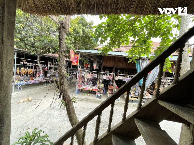 Las casas sobre pilotes en Ban Lac son altas, de unos dos metros sobre el suelo, sostenidas por pilares de madera maciza. Sus techos están cubiertos de hojas de “goi” (Livistona saribus) o “may” (Calamus tetradactylus Hance) y sus grandes ventanales dejan entrar la brisa. Las casas sobre pilotes en Ban Lac son altas, de unos dos metros sobre el suelo, sostenidas por pilares de madera maciza. Sus techos están cubiertos de hojas de “goi” (Livistona saribus) o “may” (Calamus tetradactylus Hance) y sus grandes ventanales dejan entrar la brisa.