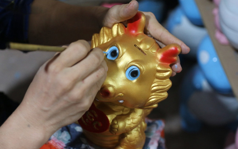 Los dragones son pintados con spray.