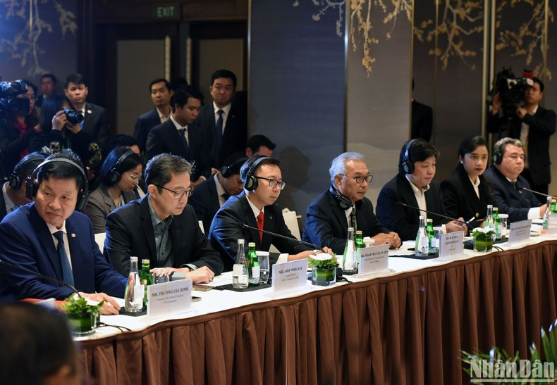 Representantes de empresas vietnamitas asistentes al acto.