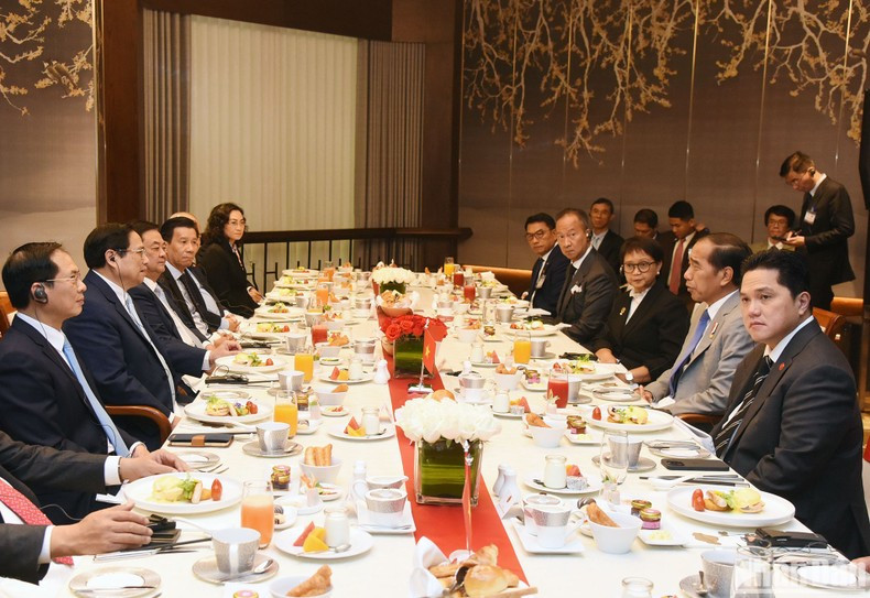 Minh Chinh y Widodo desayunan juntos y debaten temas de interés mutuo.