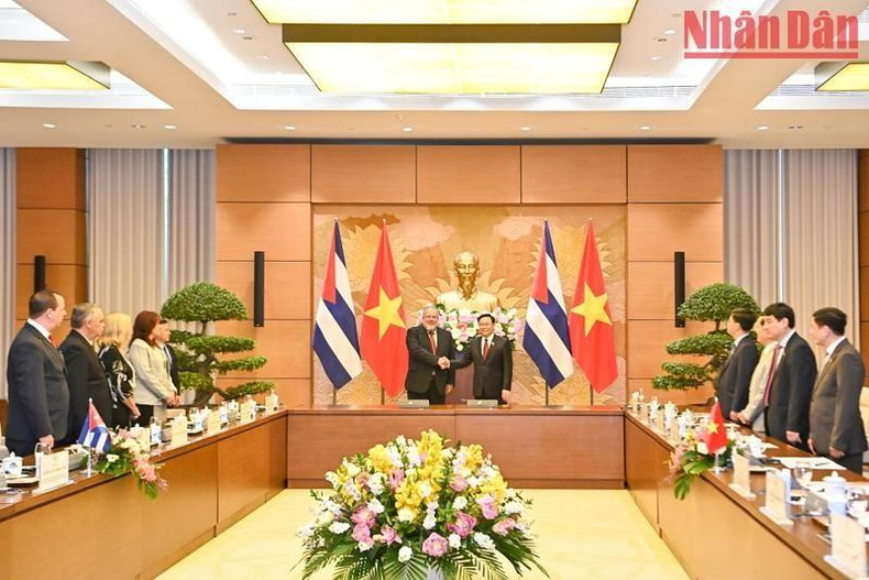 Encuentro entre el presidente de la Asamblea Nacional de Vietnam, Vuong Dinh Hue, y el primer ministro de Cuba, Manuel Marrero Cruz.