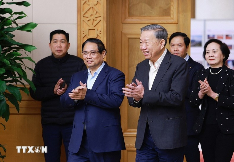 El secretario general del PCV, To Lam, y el primer ministro Pham Minh Chinh llegan a la reunión.