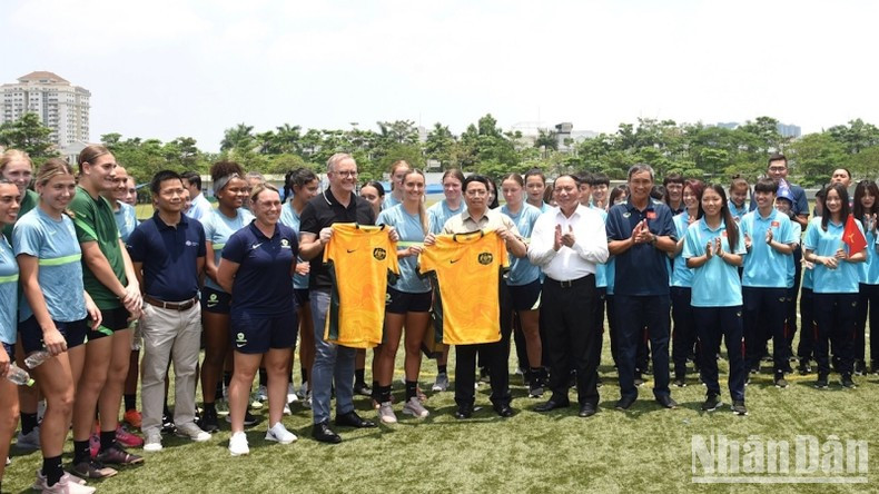 Una jugadora australiana entregó las camisetas a los dos jefes de Gobierno.