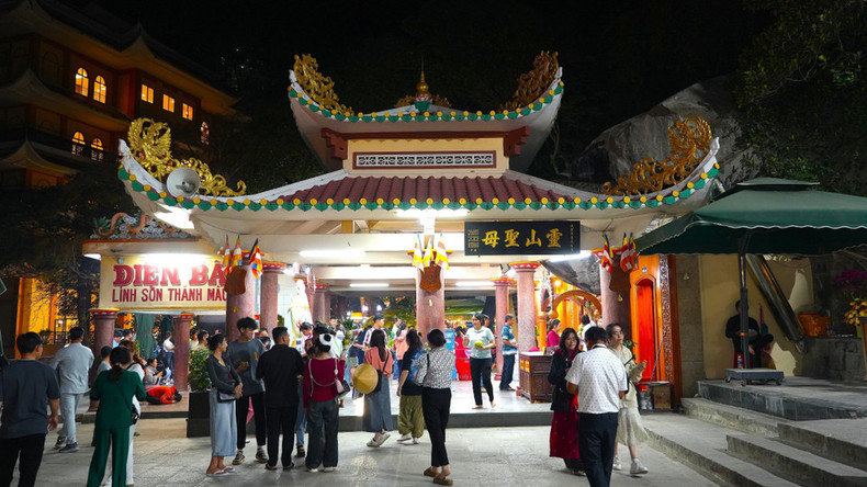El santuario Ba Linh Son Thanh Mau es uno de los lugares que más atrae a los peregrinos que visitan el Área Turística Nacional de la montaña Ba Den. El santuario Ba Linh Son Thanh Mau es uno de los lugares que más atrae a los peregrinos que visitan el Área Turística Nacional de la montaña Ba Den.