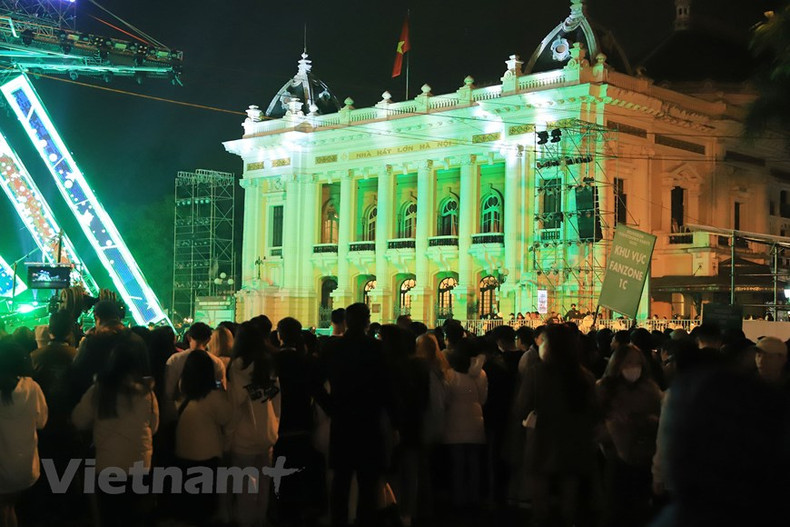 La gente acude en masa a la Ópera de Hanói para esperar el espectáculo Countdown.