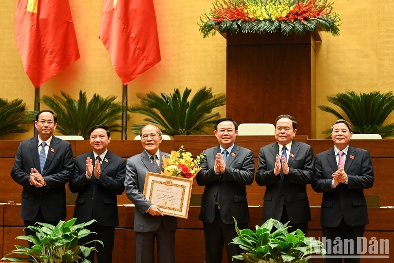 El presidente y los vicetitulares de la Asamblea Nacional felicitan al compañero Nguyen Sinh Hung. El presidente y los vicetitulares de la Asamblea Nacional felicitan al compañero Nguyen Sinh Hung.