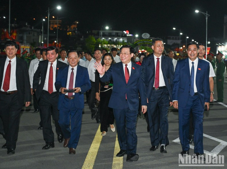 El presidende del Parlamento, Vuong Dinh Hue, llega al evento organizado en la Plaza Noroeste, en la ciudad de Son La, cabecera de la norteña provincia homónima.