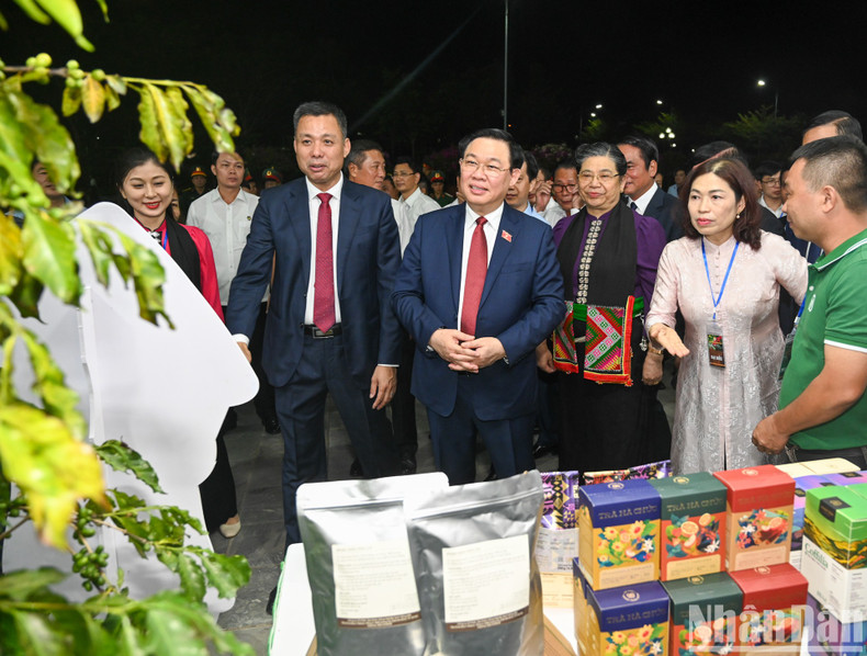 Dinh Hue visita el stand de productos cafeteros en el evento.