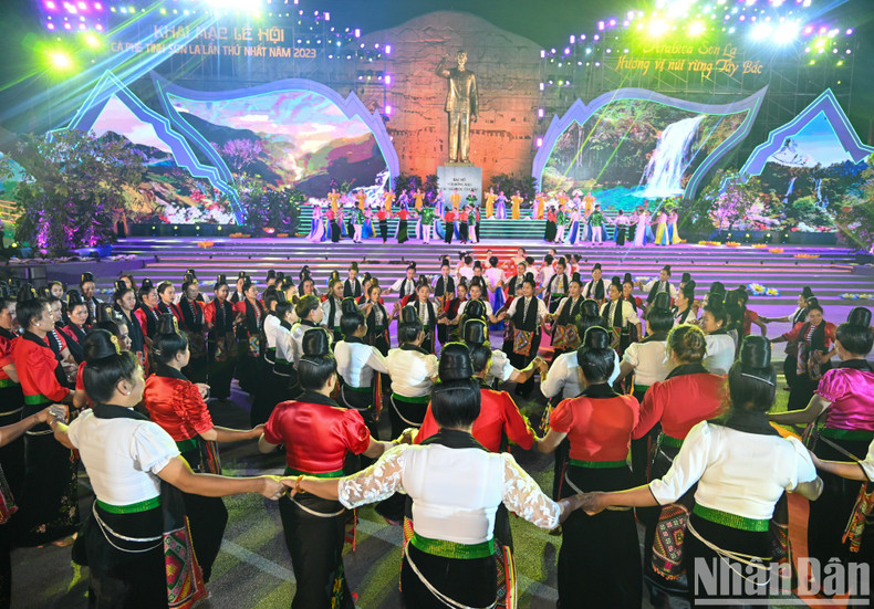Un espectáculo de la danza Xoe en la ceremonia de apertura del festival.