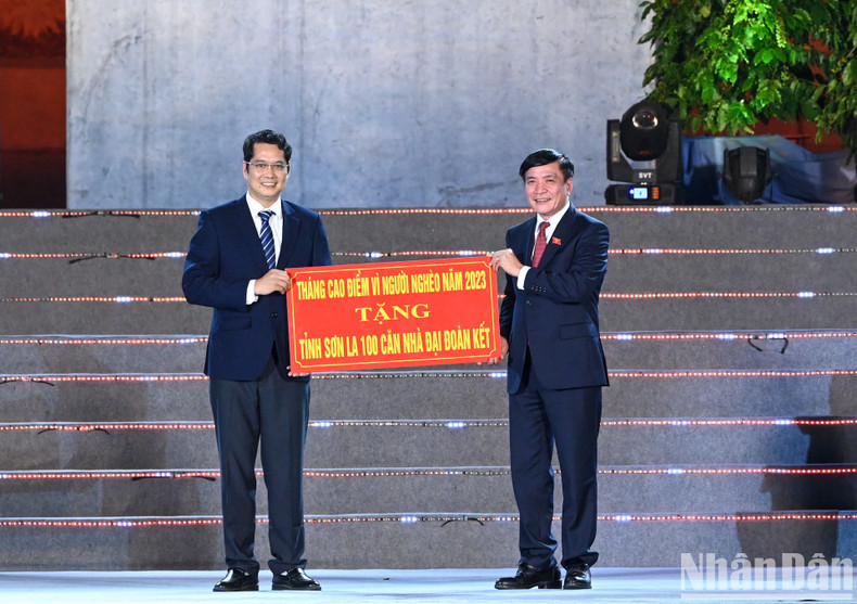 El secretario general y jefe de la Oficina parlamentaria, Bui Van Cuong, otorga obsequios a la provincia de Son La.