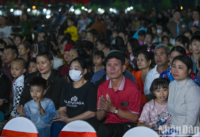 Un gran número de habitantes de Son La asisten a la cita.
