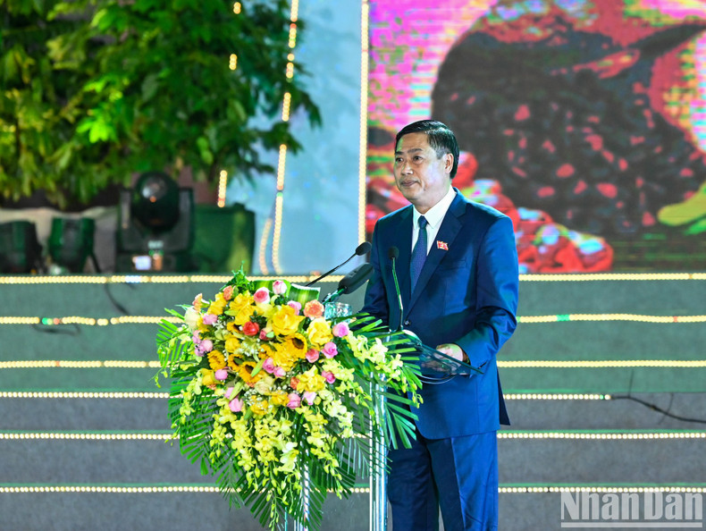El secretario del Comité del Partido de Son La, Nguyen Huu Dong, habla en la ceremonia.