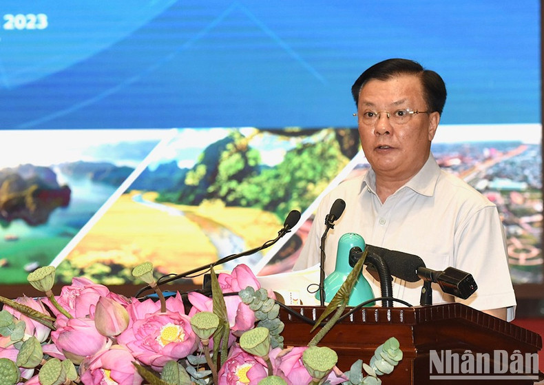 El secretario del Comité del Partido Comunista de Vietnam en Hanói, Dinh Tien Dung, en la reunión. El secretario del Comité del Partido Comunista de Vietnam en Hanói, Dinh Tien Dung, en la reunión.