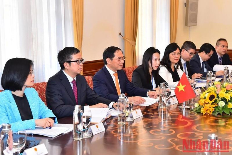 Thanh Son y otros delegados vietnamitas en el encuentro. Thanh Son y otros delegados vietnamitas en el encuentro.