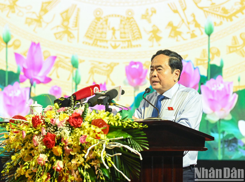 Thanh Man habla en el evento.