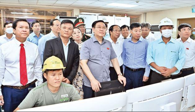 El presidente de la AN, Vuong Dinh Hue, visita la sala de control de la empresa maderera MDF VRG Dongwha en el distrito de Chon Thanh, provincia sureña de Binh Phuoc. (Foto: Duy Linh) El presidente de la AN, Vuong Dinh Hue, visita la sala de control de la empresa maderera MDF VRG Dongwha en el distrito de Chon Thanh, provincia sureña de Binh Phuoc. (Foto: Duy Linh)