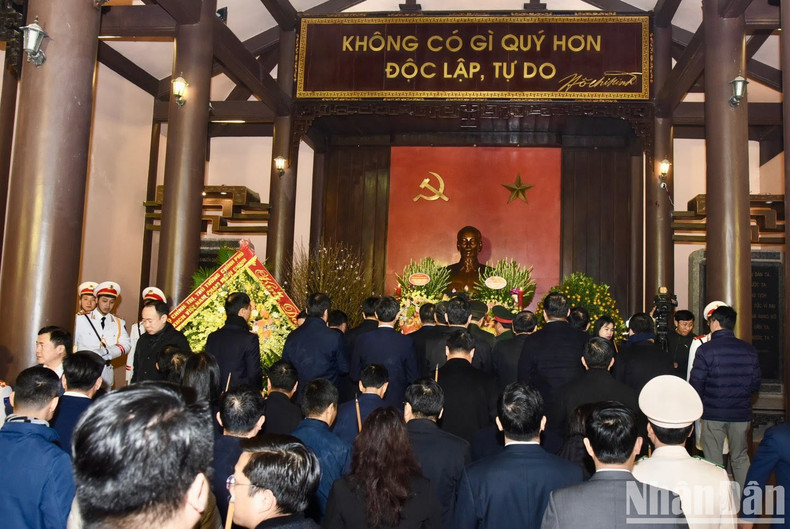 Los delegados rinden homenaje al tío Ho.