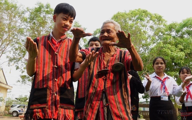 Artesanos mayores enseñan canciones folclóricas tradicionales e instrumentos musicales de la minoría étnica Pako-Van Kieu a los estudiantes de la escuela primaria y secundaria A Xing, distrito de Huong Hoa, provincia de Quang Tri. Artesanos mayores enseñan canciones folclóricas tradicionales e instrumentos musicales de la minoría étnica Pako-Van Kieu a los estudiantes de la escuela primaria y secundaria A Xing, distrito de Huong Hoa, provincia de Quang Tri.