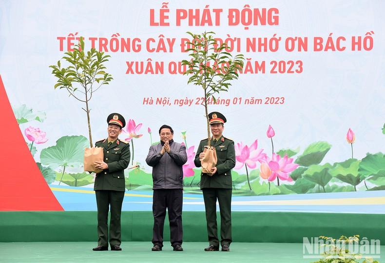 Minh Chinh entrega árboles al Alto Mando de Protección del Mausoleo de Ho Chi Minh. Minh Chinh entrega árboles al Alto Mando de Protección del Mausoleo de Ho Chi Minh.