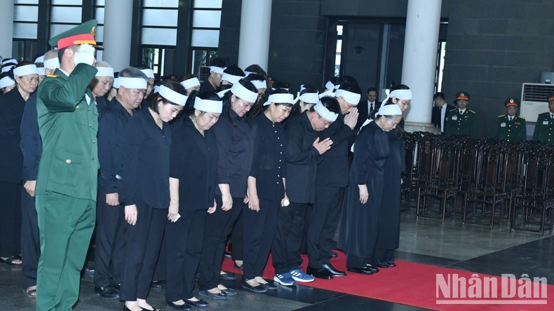 La familia del secretario general del PCV, Nguyen Phu Trong, rinde homenaje al dirigente paridista. La familia del secretario general del PCV, Nguyen Phu Trong, rinde homenaje al dirigente paridista.