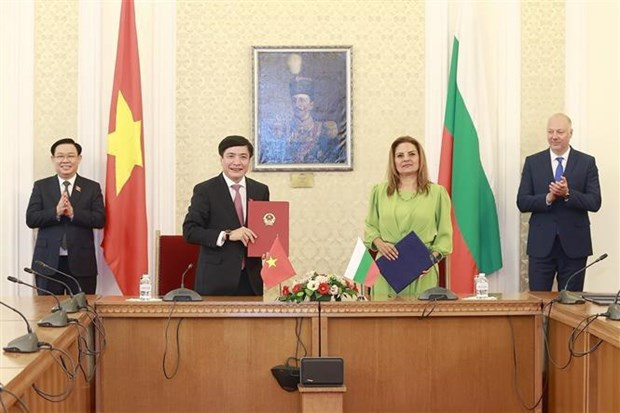 El presidente de la Asamblea Nacional de Vietnam, Vuong Dinh Hue (izquierda), y su homólogo búlgaro, Rosen Zhelyazkov (derecha), presencian la firma de los documentos de cooperación. El presidente de la Asamblea Nacional de Vietnam, Vuong Dinh Hue (izquierda), y su homólogo búlgaro, Rosen Zhelyazkov (derecha), presencian la firma de los documentos de cooperación.