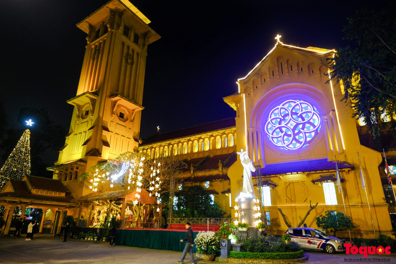 La iglesia de Cua Bac o de los Mártires es una iglesia católica en la calle Phan Dinh Phung, distrito de Ba Dinh. La iglesia de Cua Bac o de los Mártires es una iglesia católica en la calle Phan Dinh Phung, distrito de Ba Dinh.