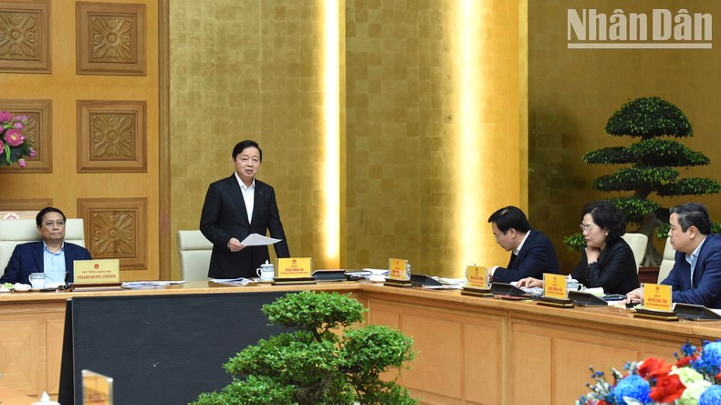 El viceprimer ministro Tran Hong Ha interviene en la cita.