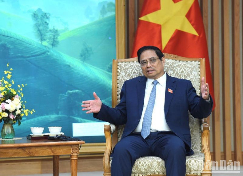 Minh Chinh habla en el encuentro.