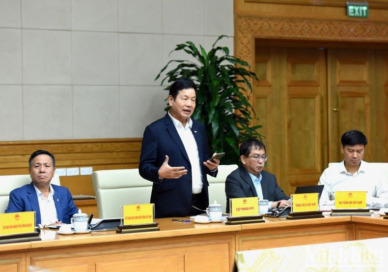 Interviene Truong Gia Binh, presidente de la junta directiva de la Corporación FPT. Interviene Truong Gia Binh, presidente de la junta directiva de la Corporación FPT.