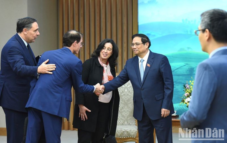 Minh Chinh da la bienvenida a los miembros que acompañan a Manuela Ferro.