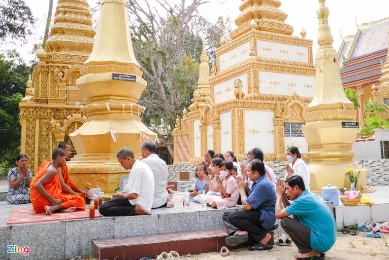 Al igual que el Tet o Año Nuevo Lunar vietnamita, el Chol Chnam Thmay es una ocasión en que todos los miembros de la familia se reúnen. Después de depositar ofrendas, visitan las tumbas de los parientes. En los templos, los monjes recitan oraciones con el deseo de traer bendiciones para todos en el nuevo periodo. Al igual que el Tet o Año Nuevo Lunar vietnamita, el Chol Chnam Thmay es una ocasión en que todos los miembros de la familia se reúnen. Después de depositar ofrendas, visitan las tumbas de los parientes. En los templos, los monjes recitan oraciones con el deseo de traer bendiciones para todos en el nuevo periodo.