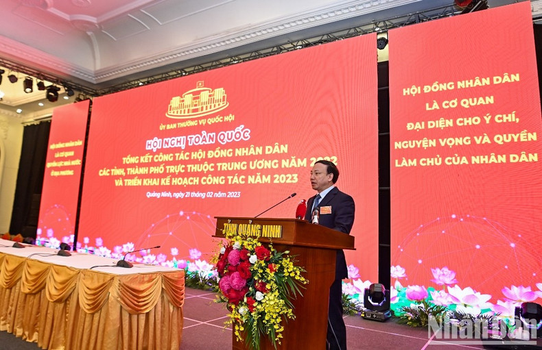 El secretario del Comité del PCV en Quang Ninh, Nguyen Xuan Ky, habla en la conferencia.