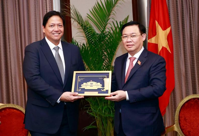 El dirigente legislativo vietnamita entrega un regalo de recuerdo a Eric Francia. El dirigente legislativo vietnamita entrega un regalo de recuerdo a Eric Francia.