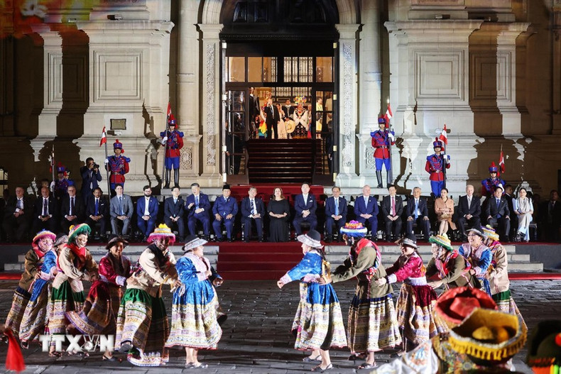 El presidente Luong Cuong y los líderes de APEC disfrutan el programa artístico en el banquete. El presidente Luong Cuong y los líderes de APEC disfrutan el programa artístico en el banquete.