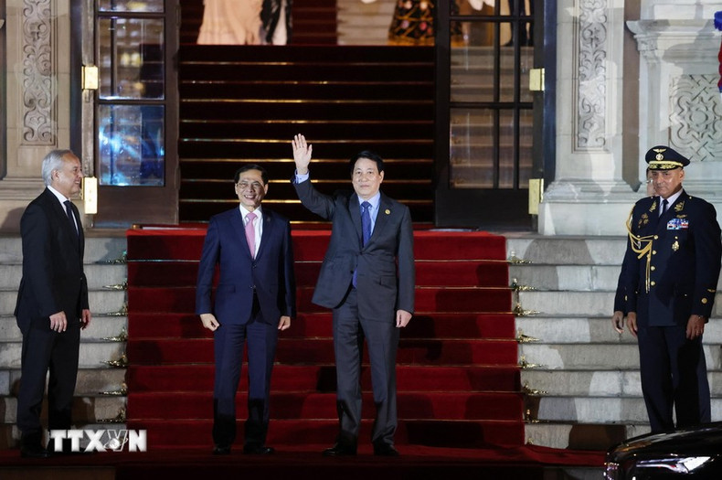 El presidente Luong Cuong y el viceprimer ministro y canciller Bui Thanh Son asisten al evento. El presidente Luong Cuong y el viceprimer ministro y canciller Bui Thanh Son asisten al evento.