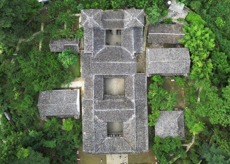 La residencia de la familia Vuong, situada en el valle de Sa Phin, comuna de Lung Phin, distrito de Dong Van. La residencia de la familia Vuong, situada en el valle de Sa Phin, comuna de Lung Phin, distrito de Dong Van.
