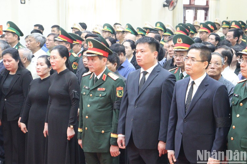 Los funcionarios de la provincia de Quang Ngai y de la Región Militar 5 rinden homenaje al expresidente Tran Duc Luong.