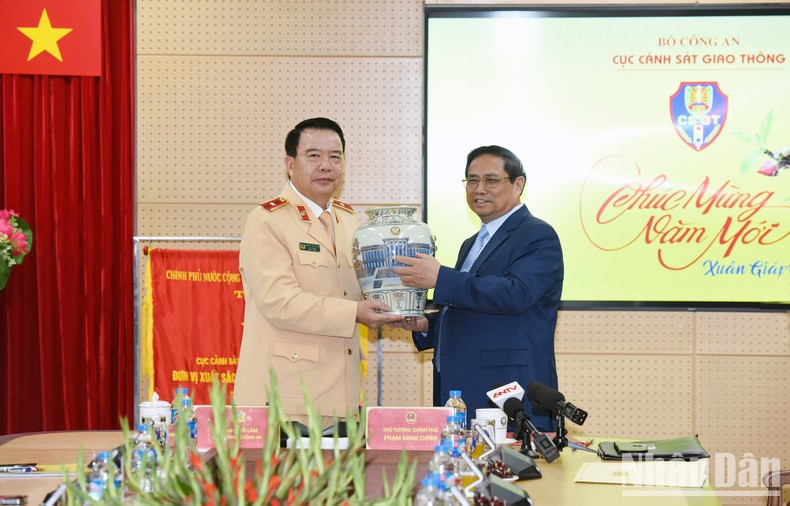 Minh Chinh entrega un obsequio al Departamento. Minh Chinh entrega un obsequio al Departamento.