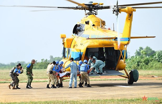 Transporte de pacientes a niveles superiores en helicóptero. (Foto: qdnd.vn) Transporte de pacientes a niveles superiores en helicóptero. (Foto: qdnd.vn)