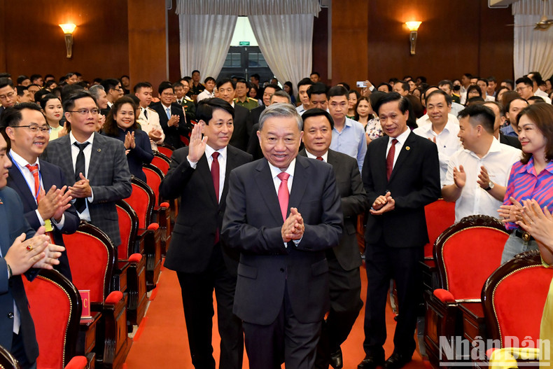 To Lam y otros dirigentes del Partido y el Estado llegan a la ceremonia.