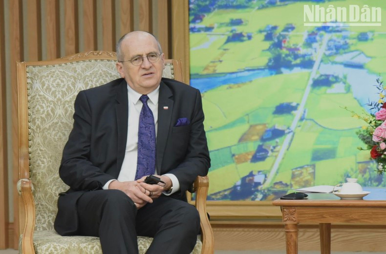 Zbigniew Rau interviene en la cita. Zbigniew Rau interviene en la cita.