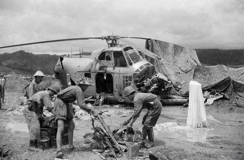 Después de 56 días y noches de lucha firme, valiente y creativa, el ejército y el pueblo vietnamitas destruyeron todo el grupo de fortalezas de los colonialistas franceses en Dien Bien Phu, capturaron a 16 mil 200 enemigos, derribaron 62 aviones y aprendieron 64 automóviles y todas las armas, municiones y equipos militares de las fuerzas francesas.