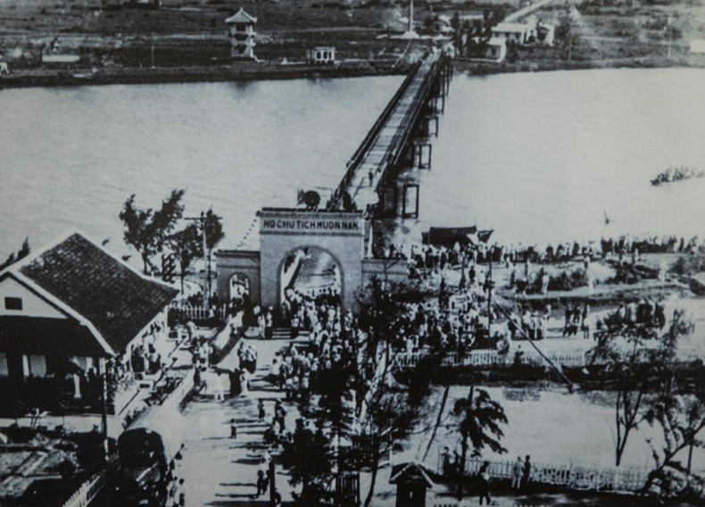 El puente Hien Luong cruza el río Ben Hai, la demarcación temporal entre las regiones Norte y Sur de Vietnam. El puente Hien Luong cruza el río Ben Hai, la demarcación temporal entre las regiones Norte y Sur de Vietnam.