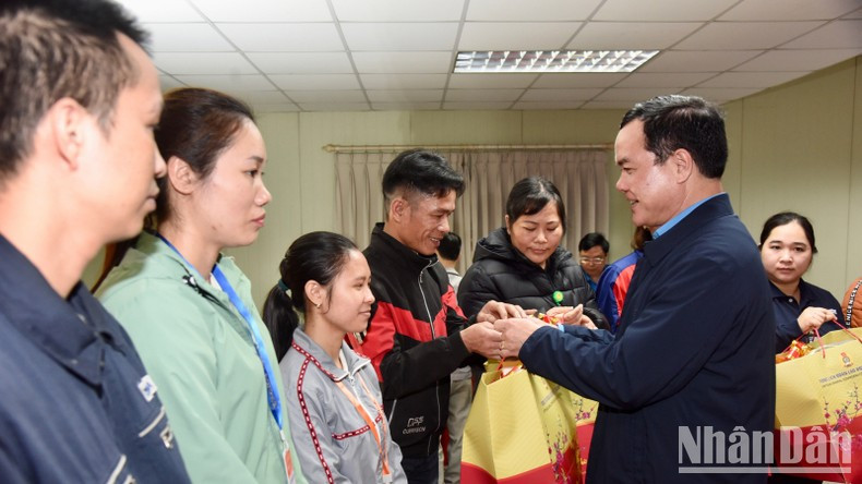 Nguyen Dinh Khang, presidente la Confederación General del Trabajo de Vietnam entrega regalos a los trabajadores. Nguyen Dinh Khang, presidente la Confederación General del Trabajo de Vietnam entrega regalos a los trabajadores.