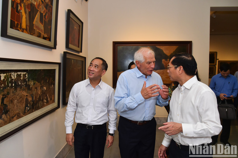 Josep Borrell Fontelles alaba la belleza de las pinturas expuestas en el Museo de Bellas Artes de Vietnam.