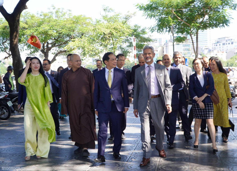 Inmediatamente después de llegar a Hanói, el canciller indio y su homólogo anfitrión visitaron la pagoda Tran Quoc.