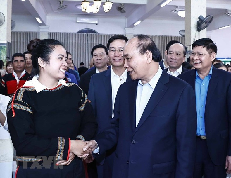 El presidente Nguyen Xuan Phuc visita a los trabajadores en Dak Lak. El presidente Nguyen Xuan Phuc visita a los trabajadores en Dak Lak.