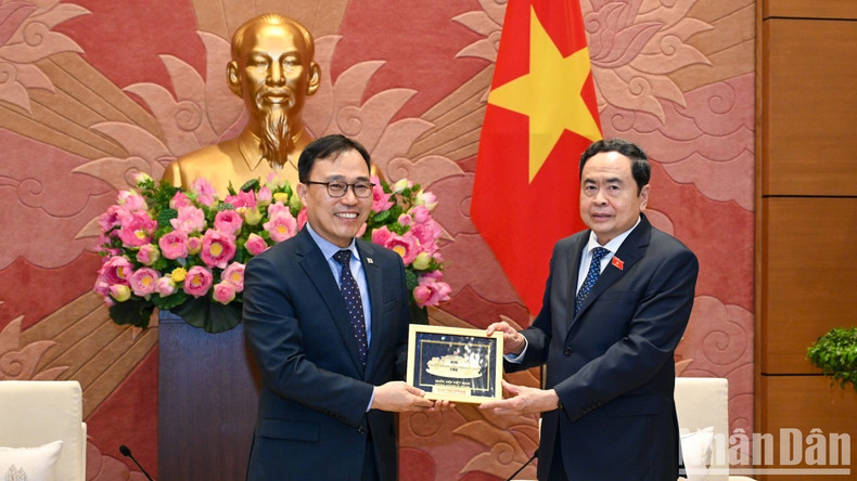 Thanh Man entrega un obsequio de recuerdo al diplomático surcoreano. Thanh Man entrega un obsequio de recuerdo al diplomático surcoreano.